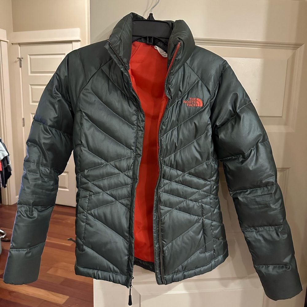 NWOT The North Face Aconcagua green Jacket with bright coral red detail women XS